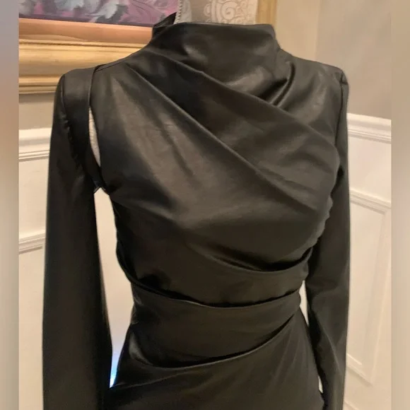 Elegant TOM FORD Ruched Long Sleeve Leather like Dress Size 38